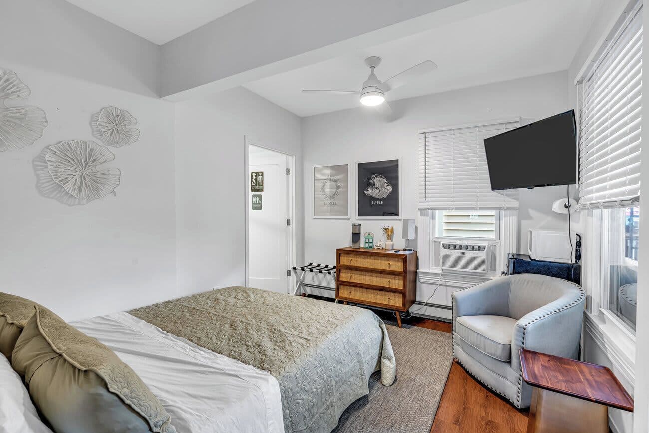 Fully Renovated Ocean Grove Queen Suite #2