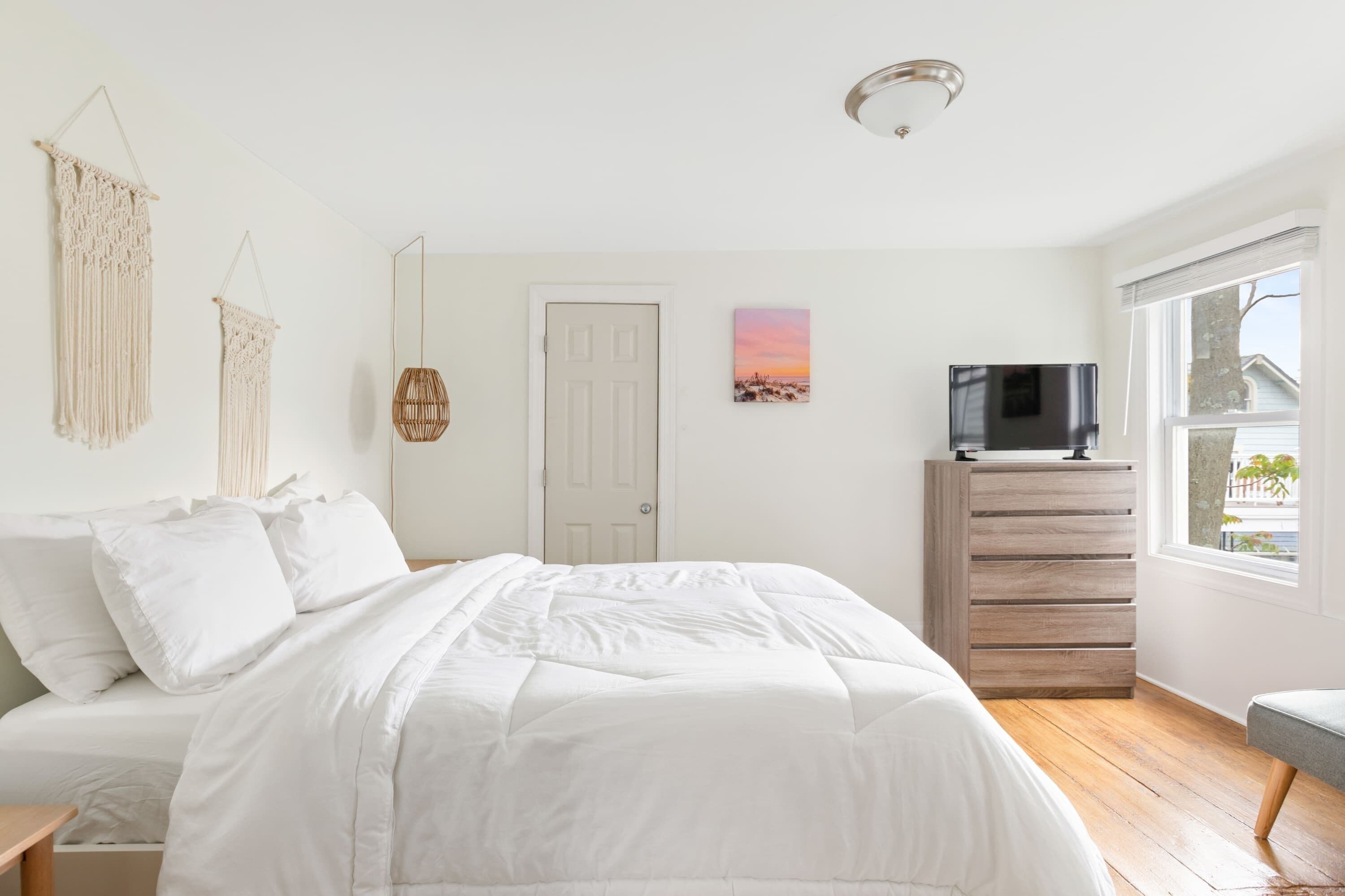 The Melrose, 2D - Queen Bed & Bath: Romantic Getaw