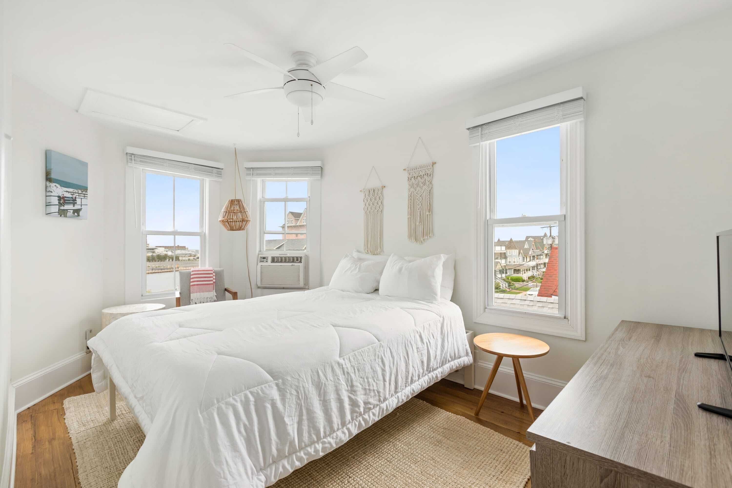 The Melrose, 3A - Queen Bed & Bath: Romantic Getaw