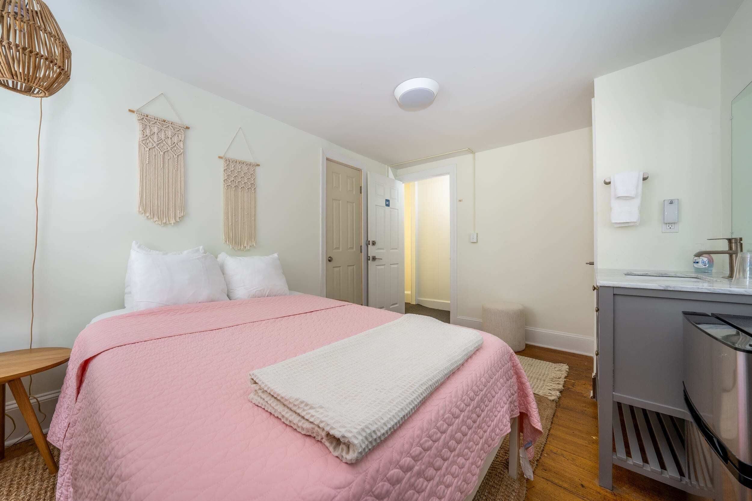 The Melrose, 2C - Full Bed & Bath: Romantic Getawa