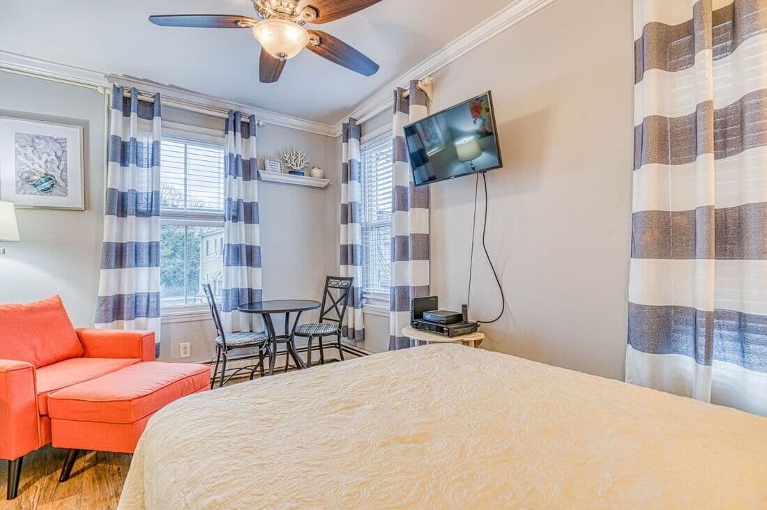Beach Apartment #6 -Studio w/ Bathroom & Kitchen