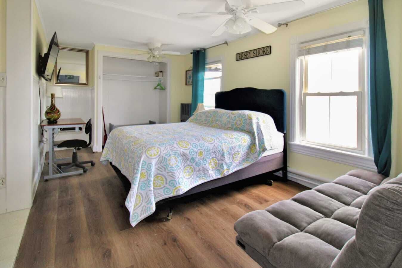 Beach Apt #18 Studio w/ Bath, Kitchen & Work Space