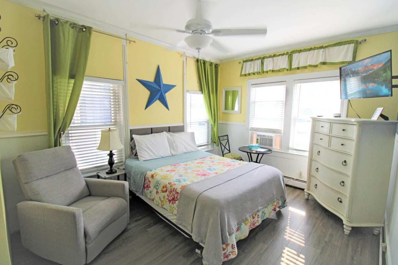 Beach Apartment #2 -Studio w/ Bathroom & Kitchen
