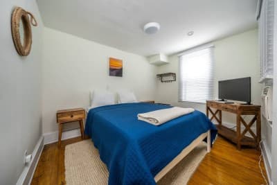 The Melrose, 1B Queen Bed & Bath: Romantic Getaway