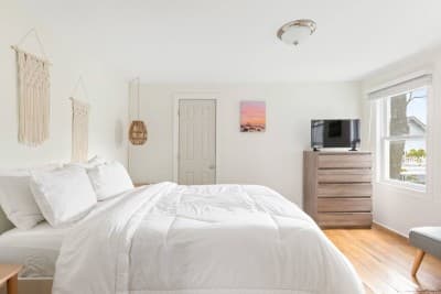 The Melrose, 2D - Queen Bed & Bath: Romantic Getaw